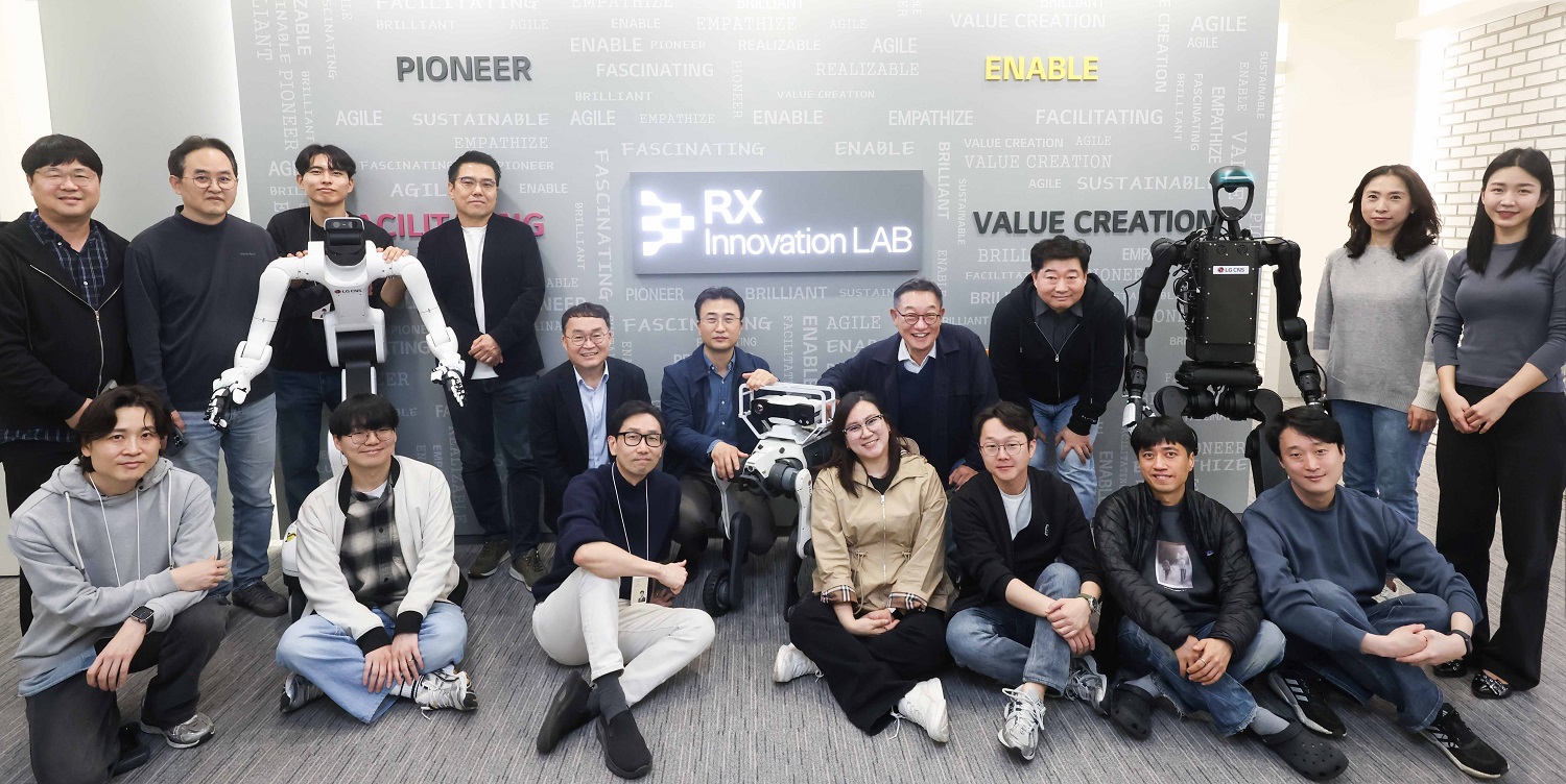 LG CNS RX 이노베이션 랩 출범식에서 임직원들이 기념사진을 촬영 하는 모습